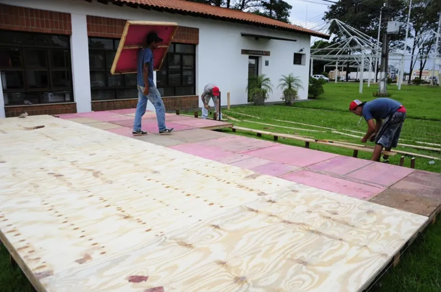 Começa a montagem dos estandes