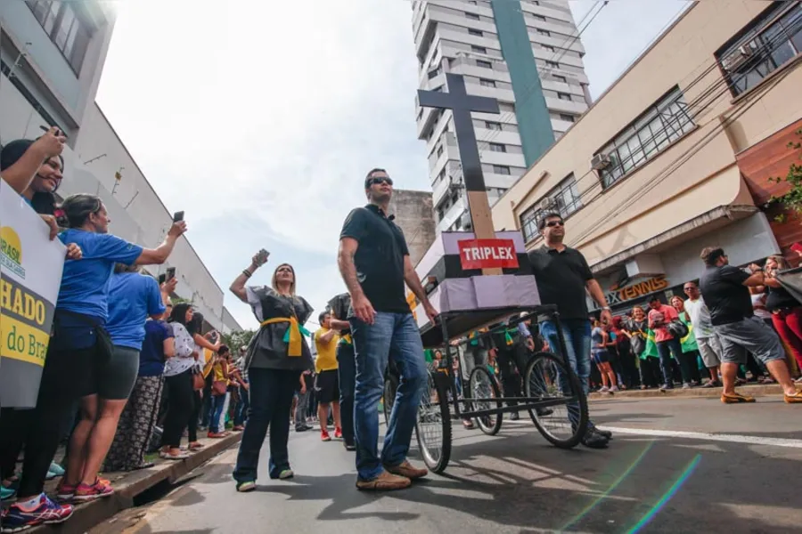 Comerciantes fecham as portas e enterram governo Dilma