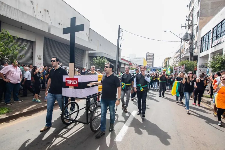 Comerciantes fecham as portas e enterram governo Dilma