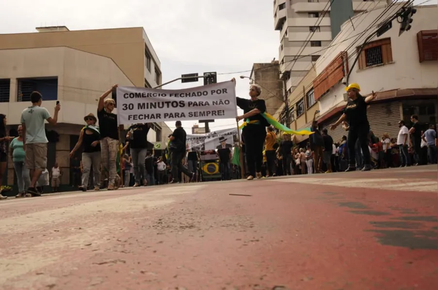 Comerciantes fecham as portas e enterram governo Dilma