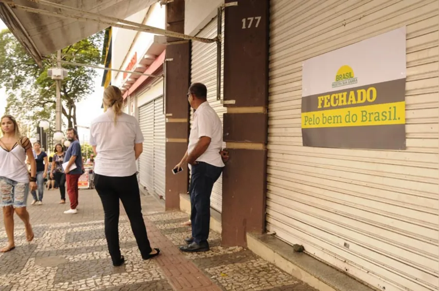 Comerciantes fecham as portas e enterram governo Dilma