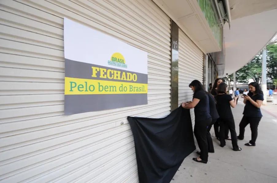 Comerciantes fecham as portas e enterram governo Dilma