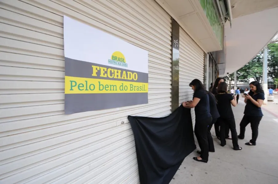 Comerciantes fecham as portas e enterram governo Dilma