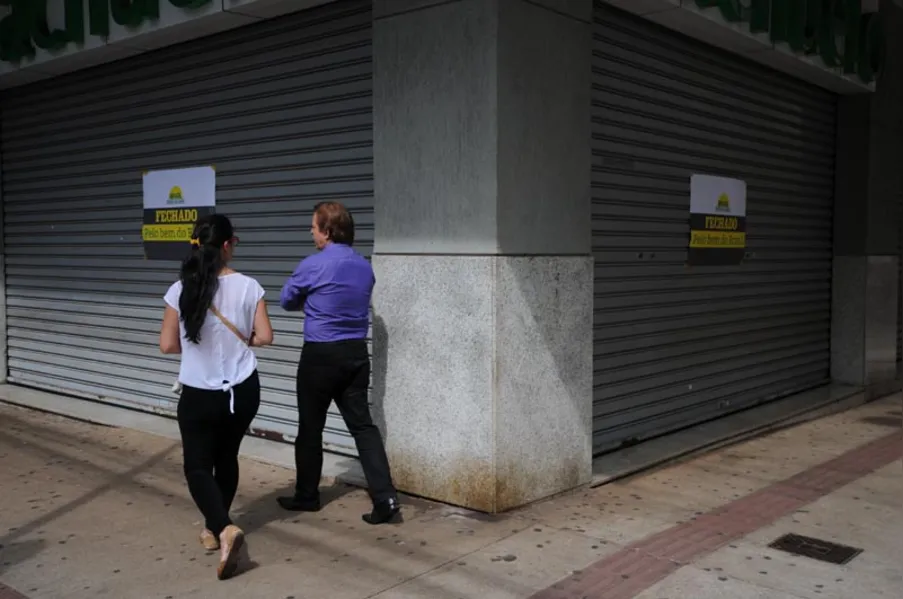 Comerciantes fecham as portas e enterram governo Dilma