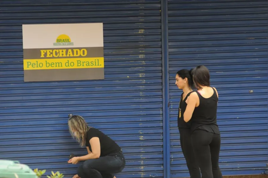 Comerciantes fecham as portas e enterram governo Dilma