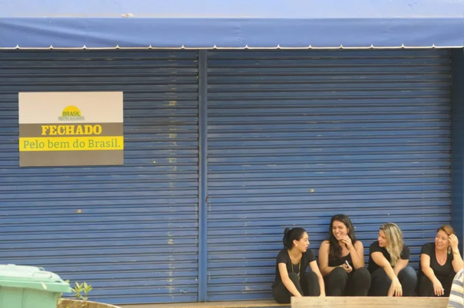 Comerciantes fecham as portas e enterram governo Dilma
