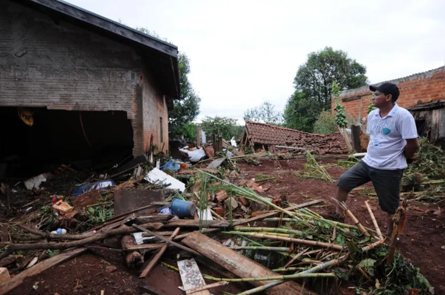 DEVASTAÇÃO - Dia de reconstrução em Santa Mariana