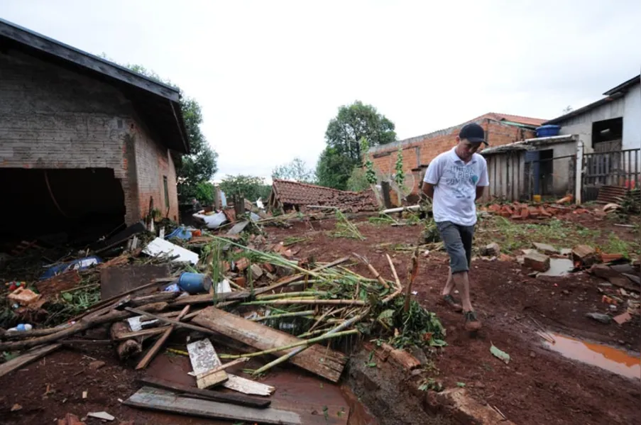 DEVASTAÇÃO - Dia de reconstrução em Santa Mariana