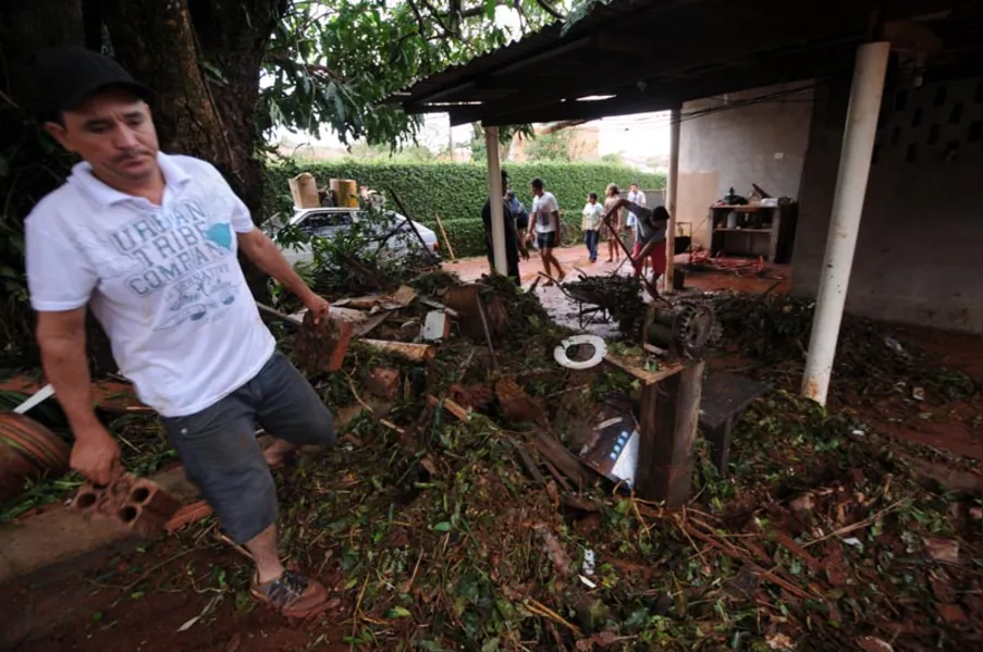DEVASTAÇÃO - Dia de reconstrução em Santa Mariana
