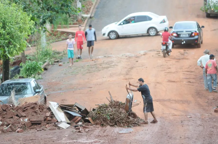 DEVASTAÇÃO - Dia de reconstrução em Santa Mariana