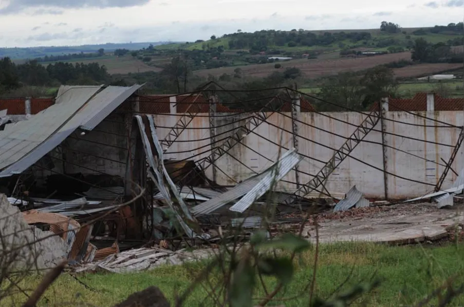 DEVASTAÇÃO - Dia de reconstrução em Santa Mariana