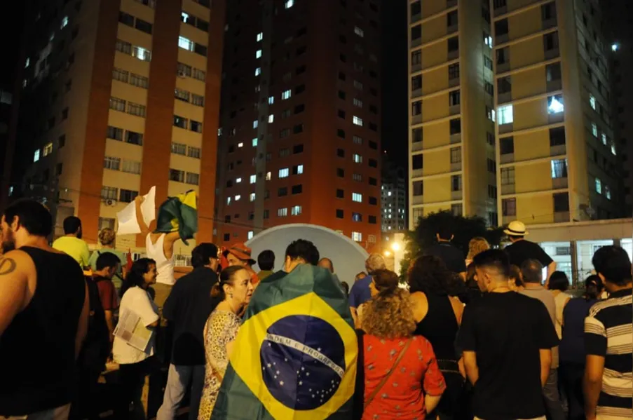 Militantes protestam contra impeachment de Dilma
