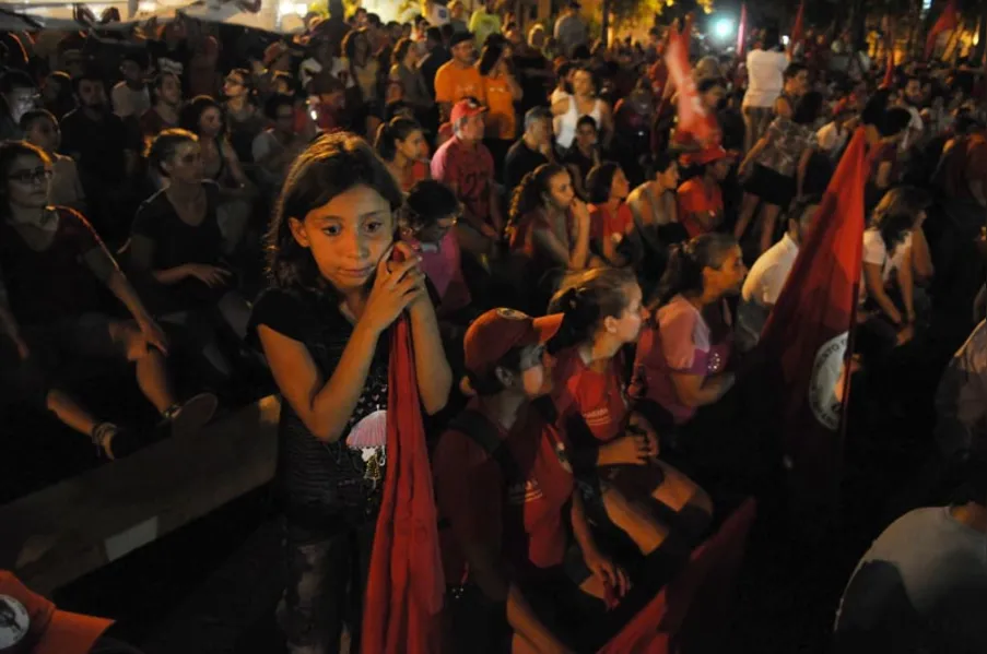 Militantes protestam contra impeachment de Dilma