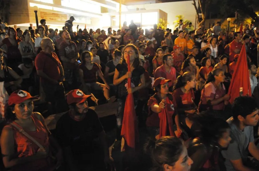 Militantes protestam contra impeachment de Dilma