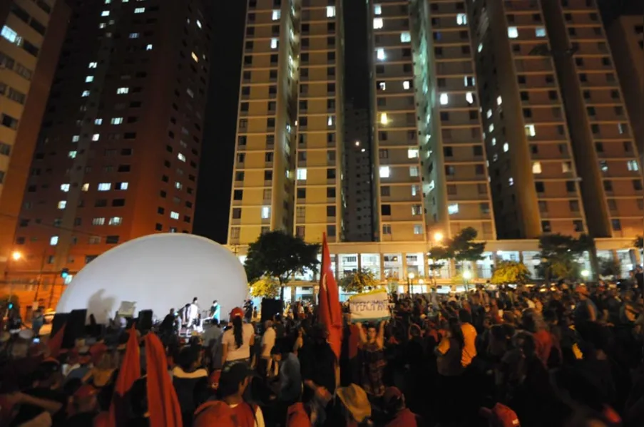 Militantes protestam contra impeachment de Dilma