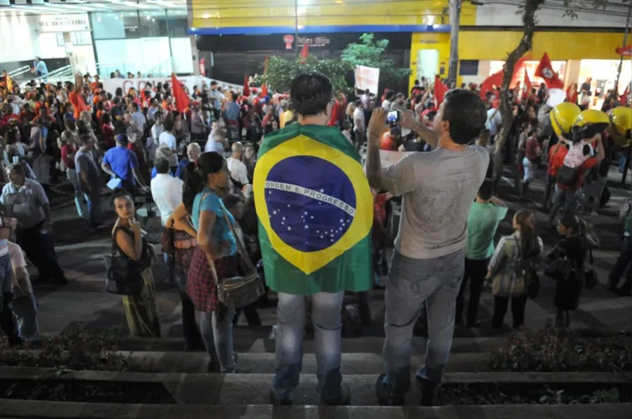 Militantes protestam contra impeachment de Dilma