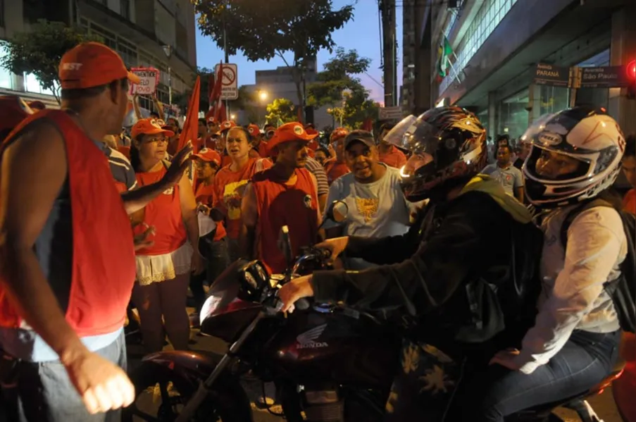 Militantes protestam contra impeachment de Dilma