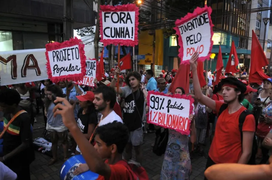 Militantes protestam contra impeachment de Dilma