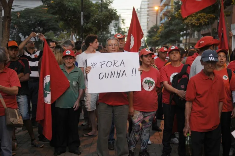 Militantes protestam contra impeachment de Dilma