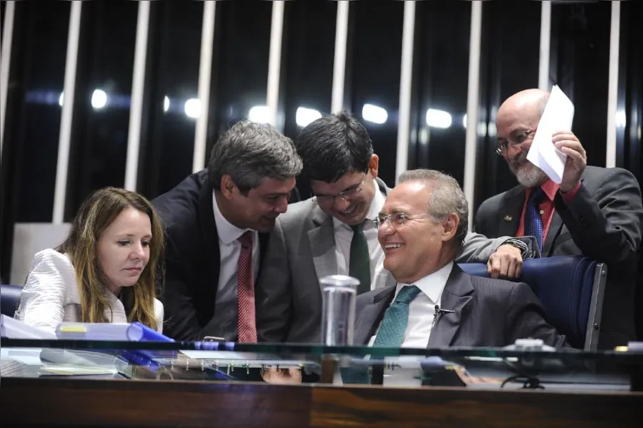 Após mais de 20 horas de sessão, impeachment de Dilma é aprovado no Senado