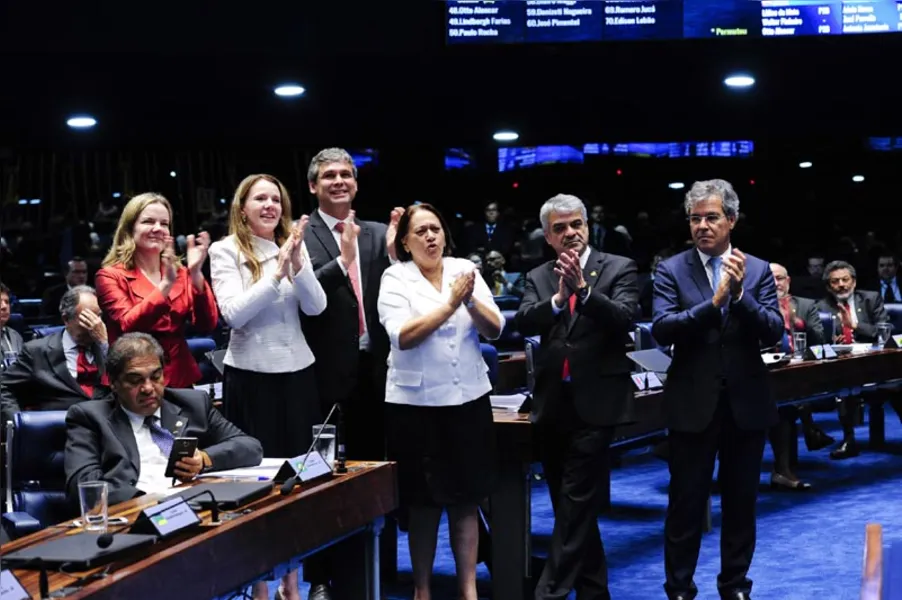 Após mais de 20 horas de sessão, impeachment de Dilma é aprovado no Senado