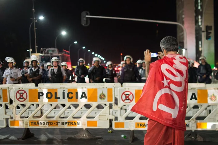 Após mais de 20 horas de sessão, impeachment de Dilma é aprovado no Senado