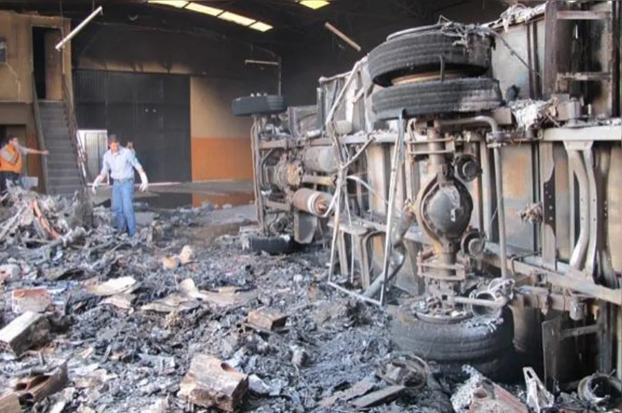 Com estrutura comprometida, barracão atingido por avião precisará ser reconstruído