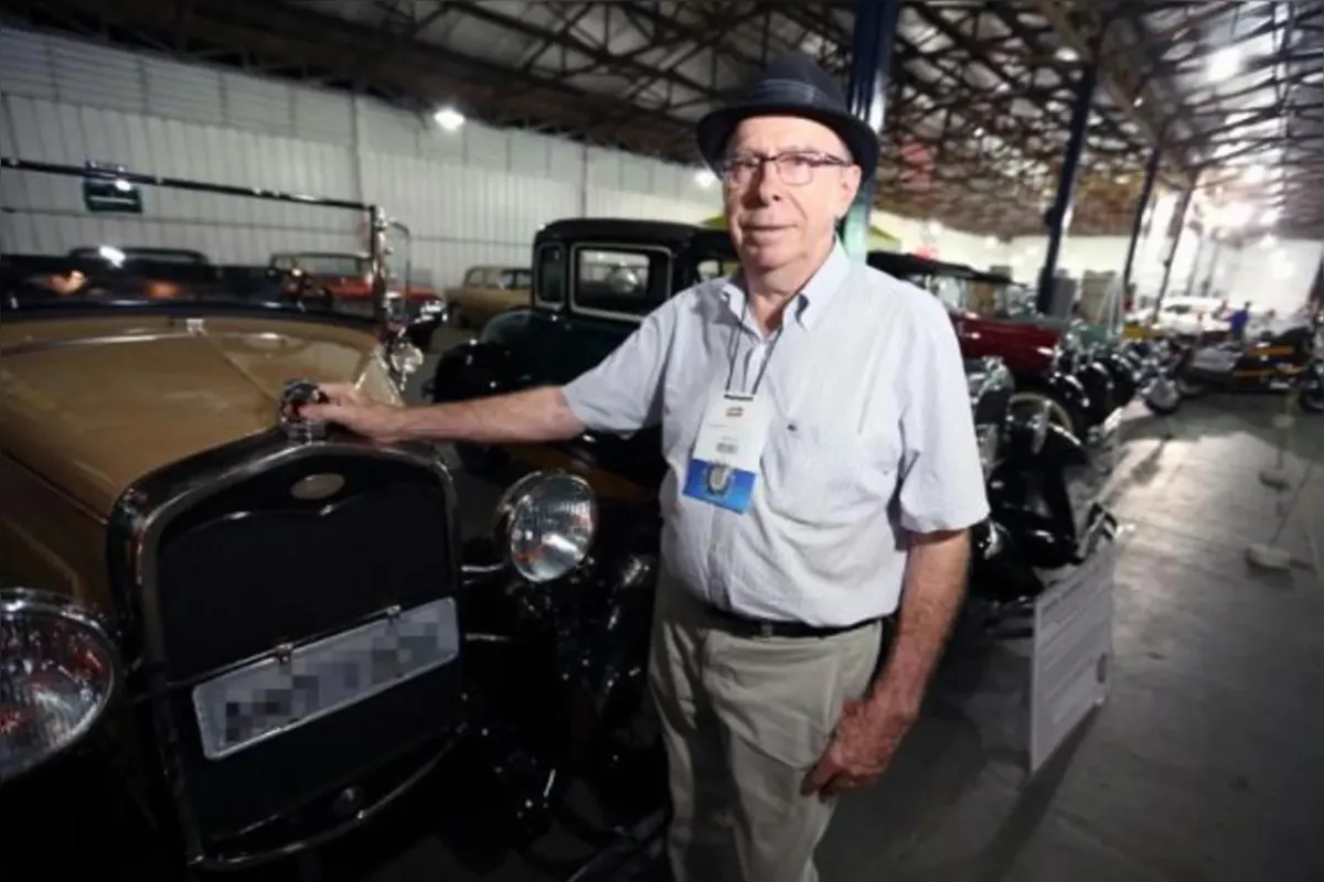"Aprendi a dirigir num Ford 1929", conta Waldemar Maran, que trouxe nove veículos de sua coleção para a feira