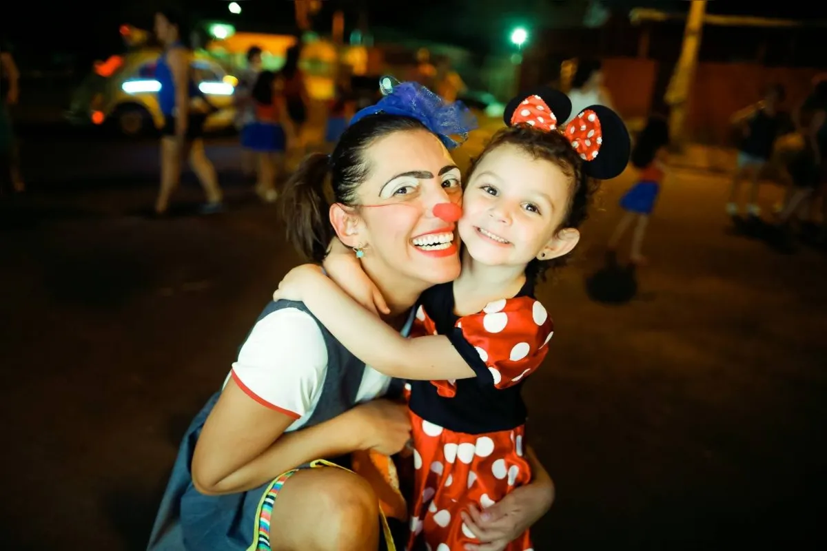 "Eu não estava conseguindo lidar com esse impacto de brincar com uma criança saudável em casa e tantas mães e crianças no hospital”, conta Aneliza Paiva, 34, ao lado da filha Marina, 4