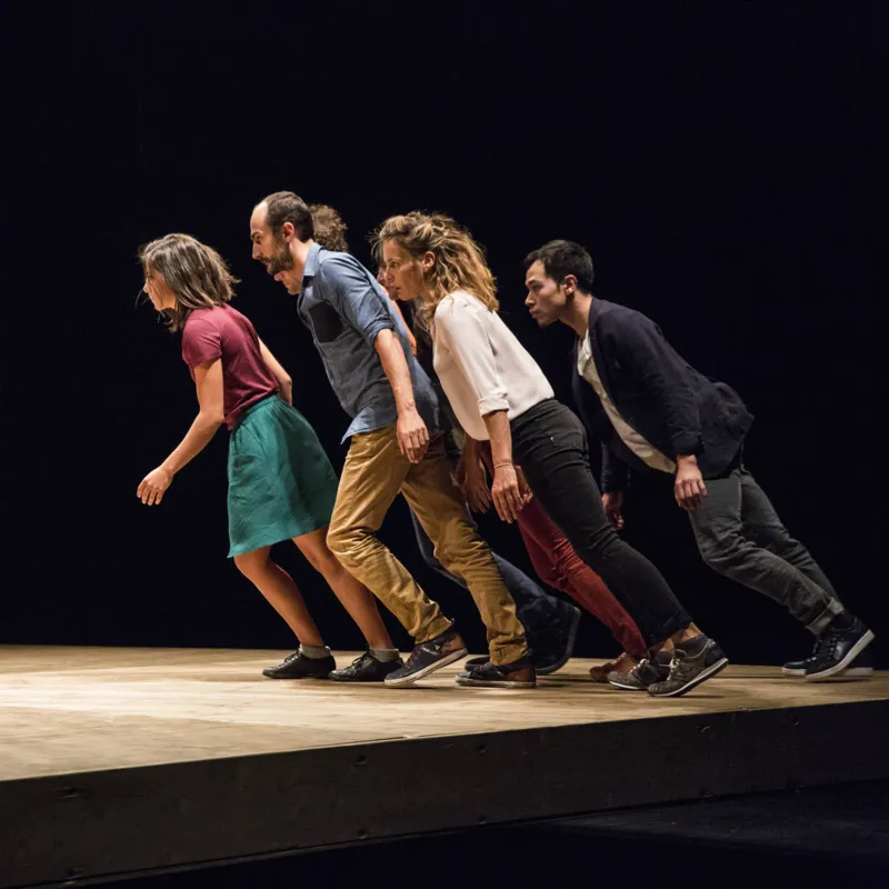 Em 'Aquele que Cai', os artistas experimentam novos princípios da Física com seis corpos sobre uma plataforma giratória