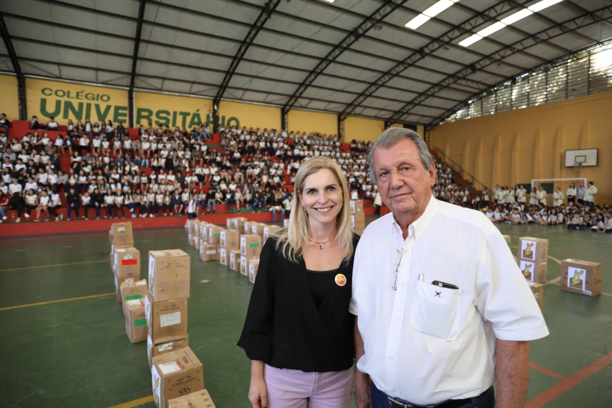 A diretora educacional Raquel Calil Ruy e o diretor fundador Wilson Marvulle, com as caixas de bombons