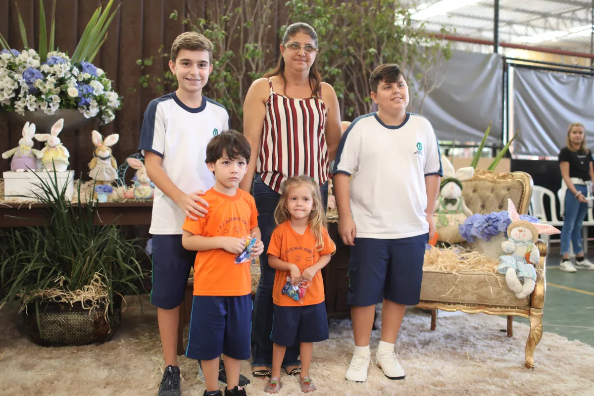 Os alunos Danilo Gimenes Coutinho Zanluchi e João Otavio Santo Echert ao lado de Miguel e Júlia e da responsável pela CEI Guiomar Moreira, Rosimeire Mangilli