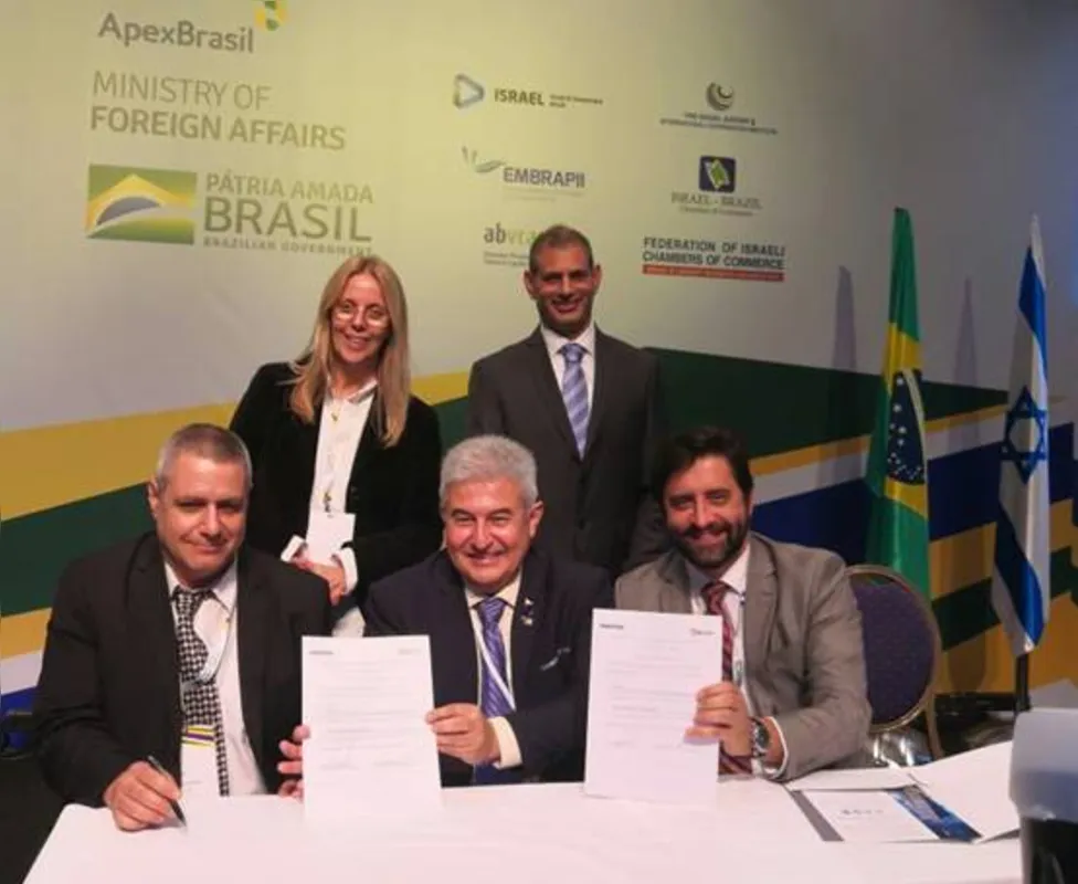 Da esq. Para dir.: Cecília Waismann, vice-presidente de Pesquisa e Desenvolvimento do MindCET, Shaul Shashoua, presidente da consultoria Israel Brazil Innovations, Avi Warshavsky, CEO do MindCET, Marcos Pontes, ministro de Ciência, Tecnologia, Inovações e Comunicações, e José Goutier, diretor de Pesquisa e Desenvolvimento e Relações Institucionais da Positivo Tecnologia