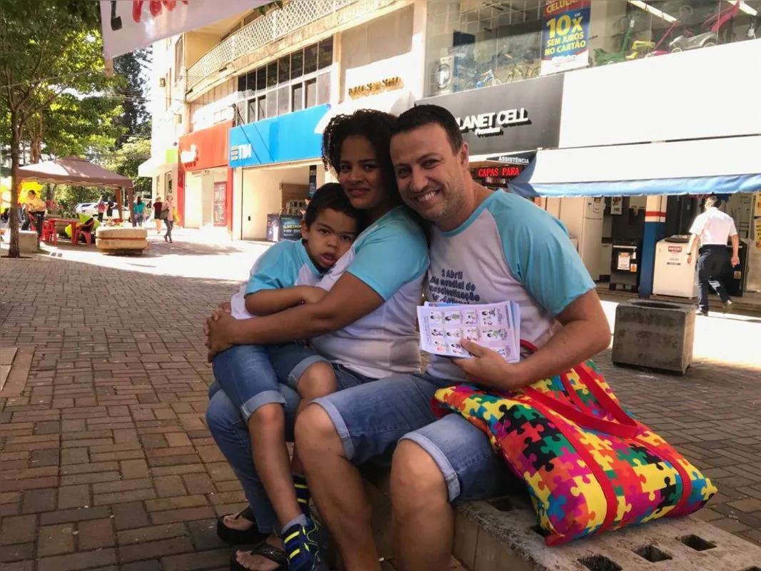 David Aparecido Lopes com a esposa Aline da Silva Lopes  e o filho Caio Nathan: pessoas não entendem necessidades da criança com autismo