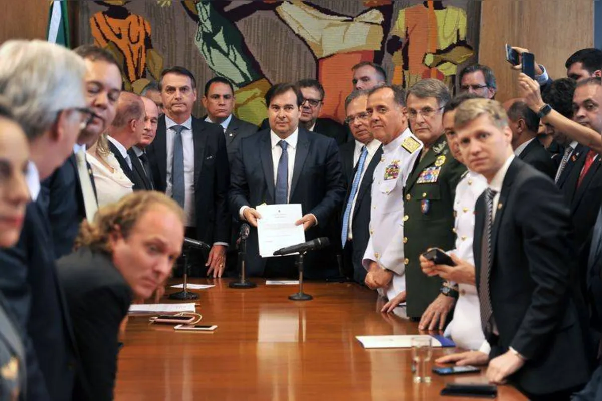 Imagem ilustrativa da imagem Bolsonaro entrega reforma previdenciária dos militares ao Congresso