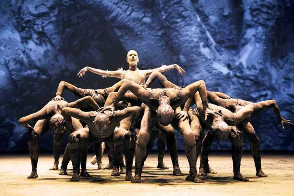Companhia de Dança Deborah  Colker evoca o mangue e os movimentos dos caranguejos em “Cão Sem Plumas”; espetáculo mescla regionalismo e tecnologia 