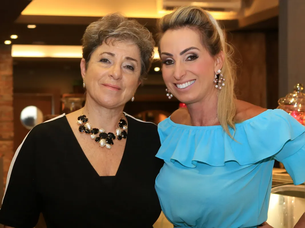 A aniversariante com a mãe, Célia Negri