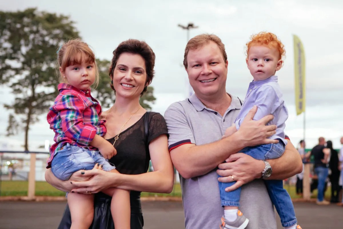 Mayra e Claudio Romagnolli Junior com os filhos, Marina e Miguel