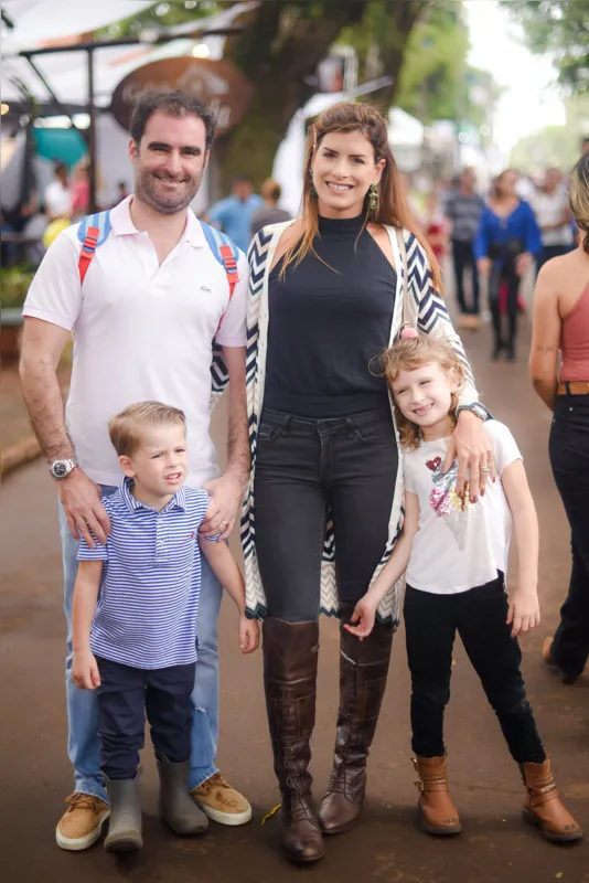 Domingo no Parque. Estrelando: Nicolas, Bruno, Renata e Maria Vitória Santaella