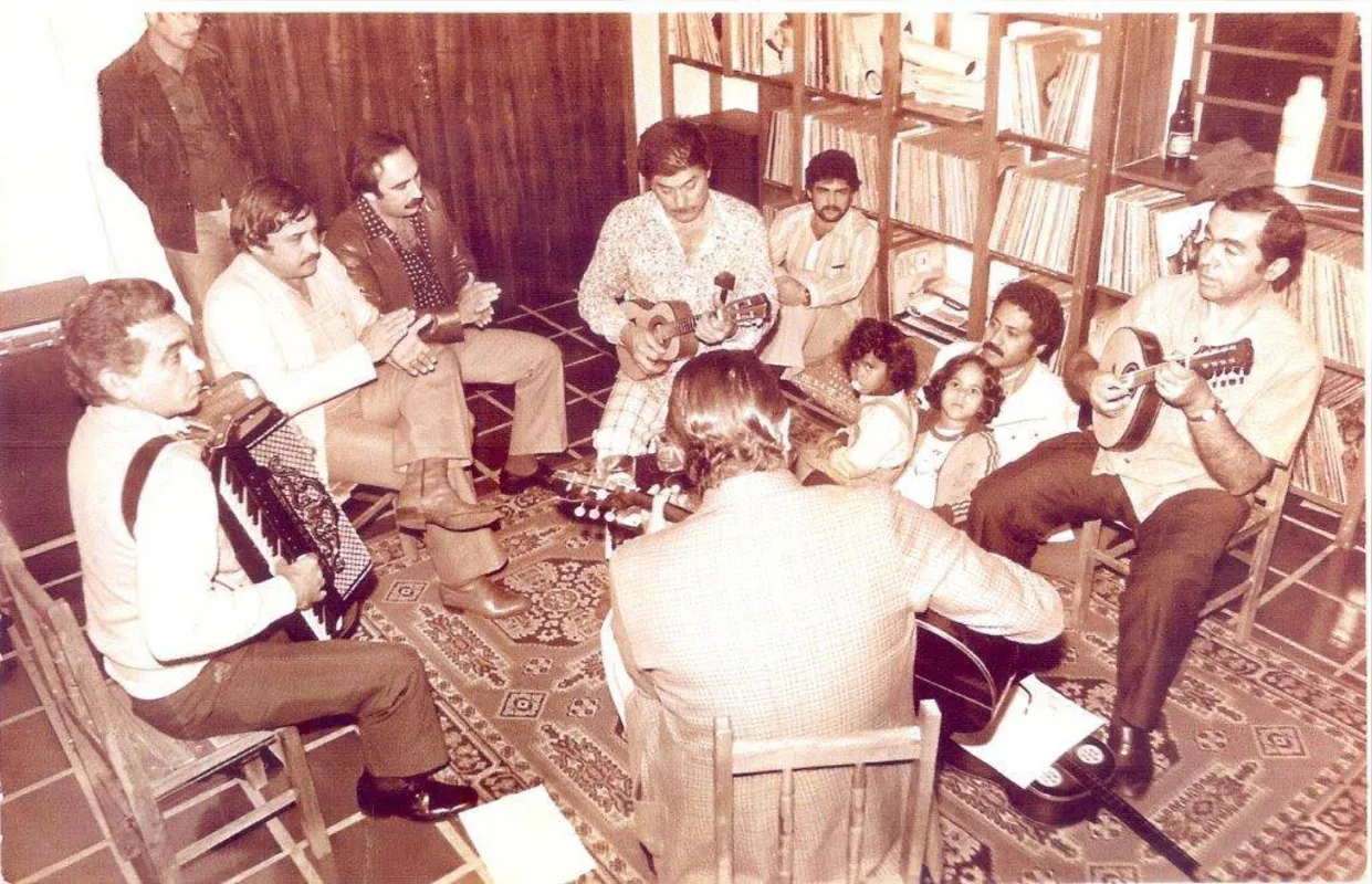 O jornalista Edilson Leal (sentado no chão, ao lado dos discos), foi um dos precursores do choro em Londrina
