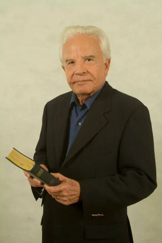 Imagem ilustrativa da imagem Cid Moreira vai narrar a 'Paixão de Cristo" em Maringá