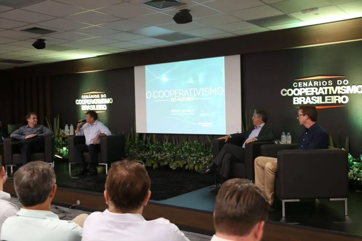 Os cenários do cooperativismo nacional foram debatidos em evento da Cresol, em Francisco Beltrão