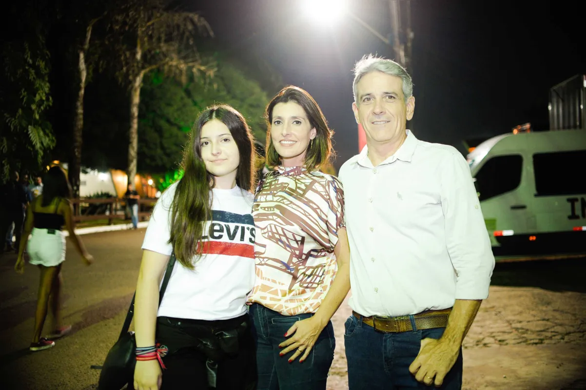 A apresentadora da Multi TV, Lenise Queiroz, com a filha Manuela e o esposo Marcelo Queiroz