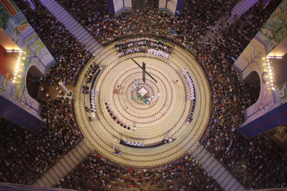 A Basílica de Nossa Senhora Aparecida, considerada o maior santuário mariano do mundo, recebe mais de 12 milhões de romeiros por ano