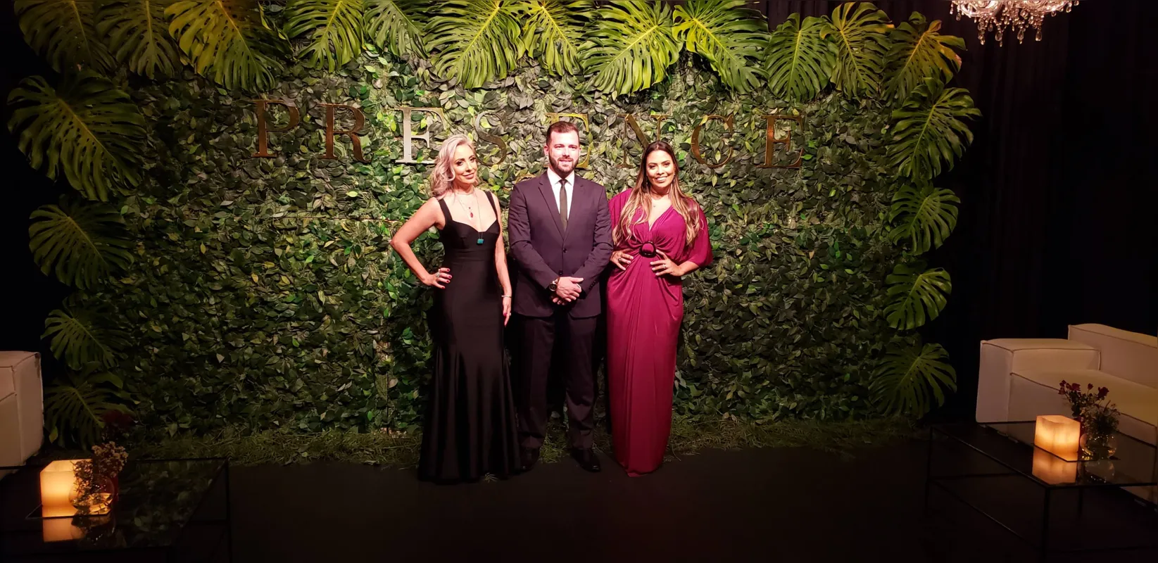 As anfitriãs, Fernanda Rezino Amaro e Priscilla Aranda, com o publicitário Uanderson Luis, da agência Y2
