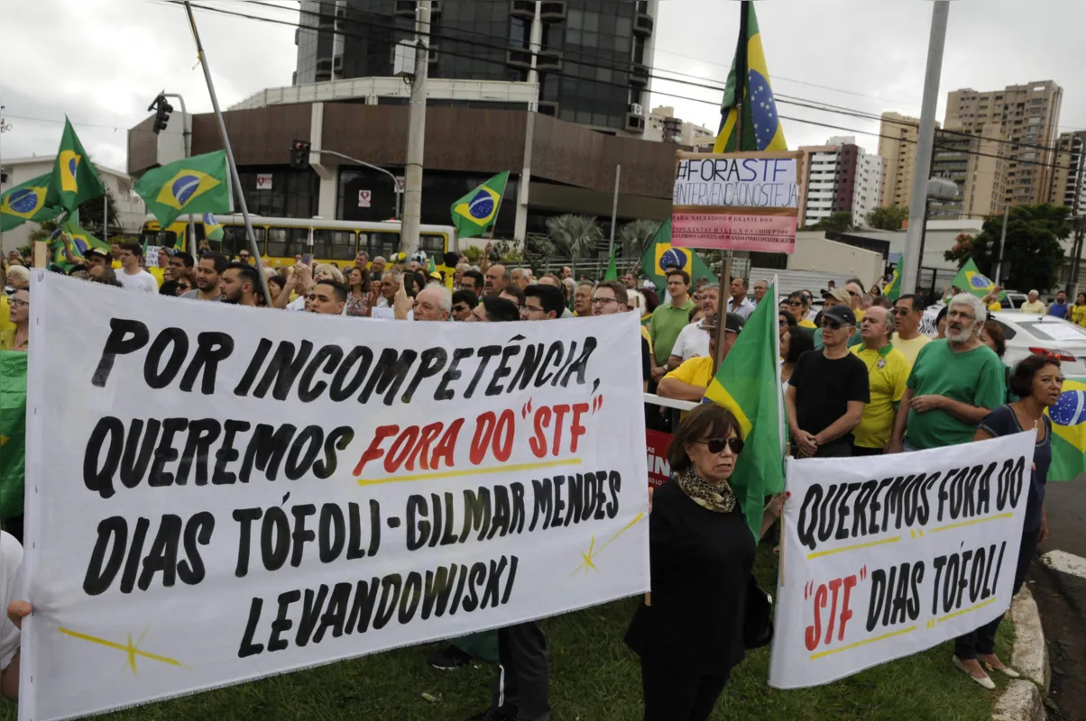 .

Manifestantes em Londrina protestam contra STF
-ft- gina mardones / folha de londrina

07-04-2019