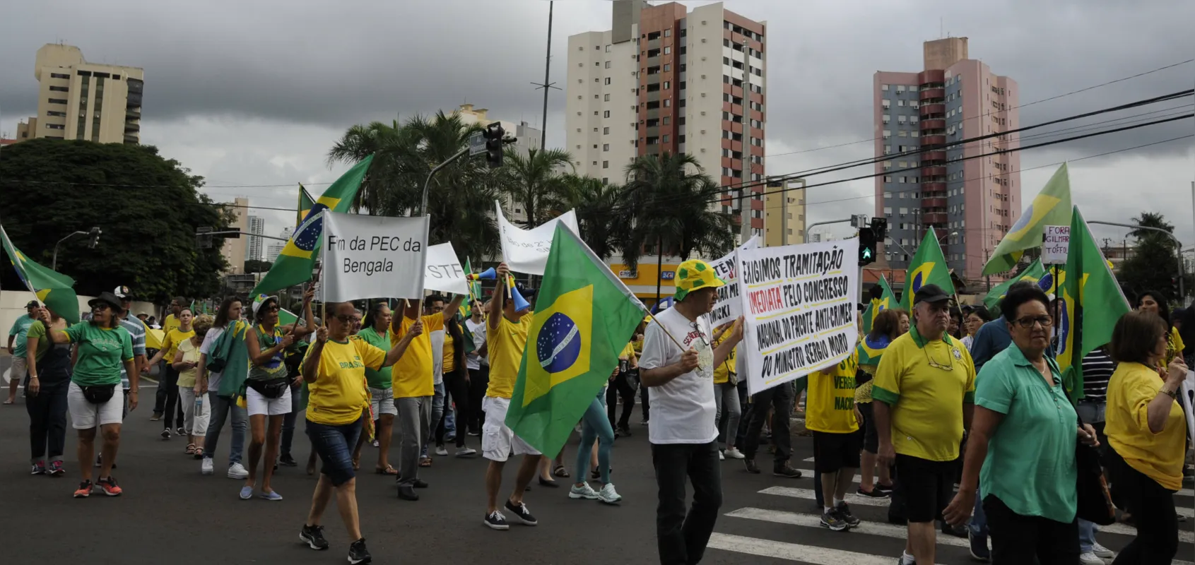 Em Londrina, manifestantes protestam contra STF