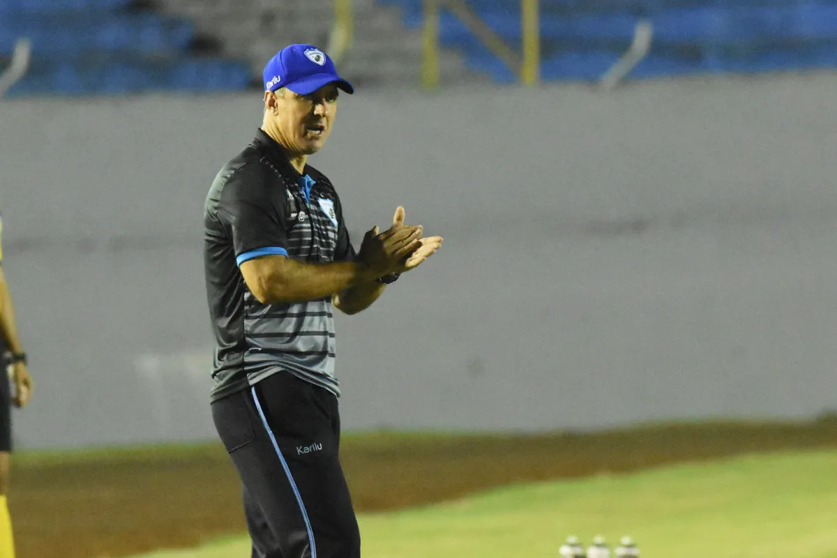 Alemão comandando o time durante o jogo entre Londrina x Botafogo-PB