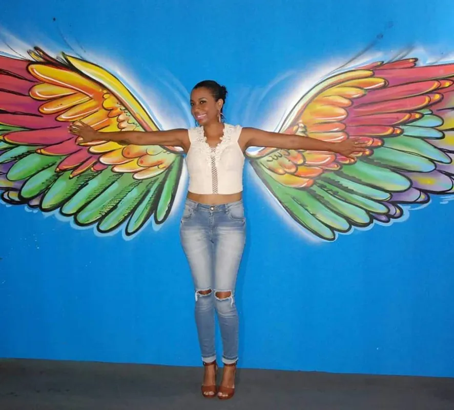 A comerciante Valéria Fernandes criou um cenário de asas para sua confeitaria