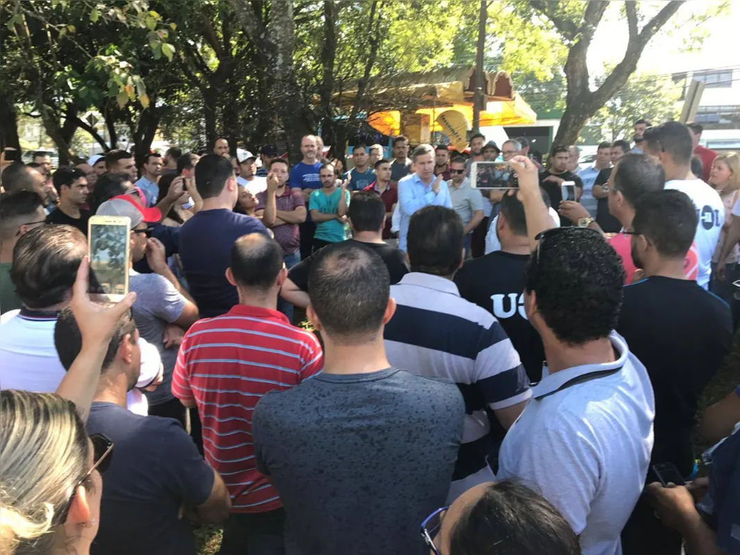 Imagem ilustrativa da imagem Motoristas de aplicativos e taxistas discutem em protesto; veja vídeo